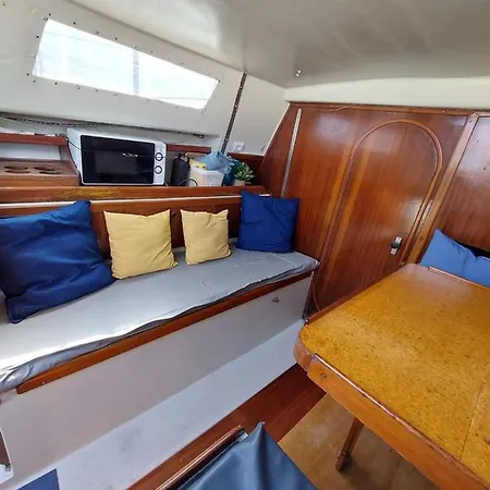 Cosy Boat Botel *