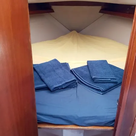 Botel Cosy Boat