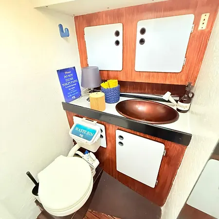 Ботель Cosy Boat *
